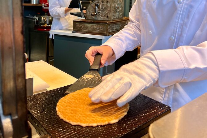 10 Tastes of Amsterdam: Food Tour by UNESCO Canals and Jordaan - Drinks, desserts, and how to pace your appetite