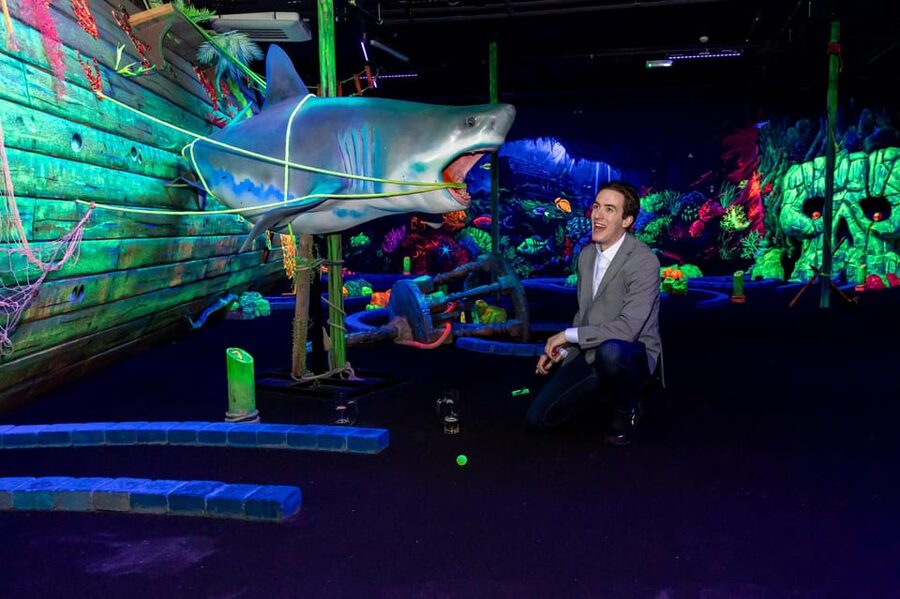 Aloha Amsterdam: 12-Hole Glow-in-the-Dark Mini-Golf - How you play those 12 UV-lit holes in 45 minutes