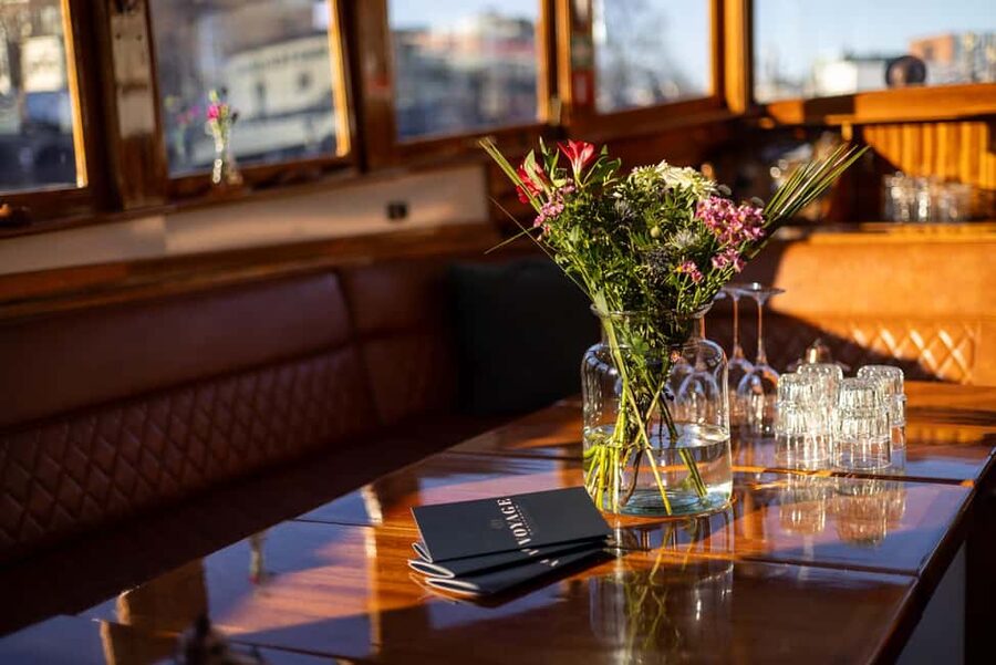 Amsterdam: 1.5-Hour High-End Morning Breakfast Canal Cruise - Getting to the Start: dVijff Vlieghen Meeting Point
