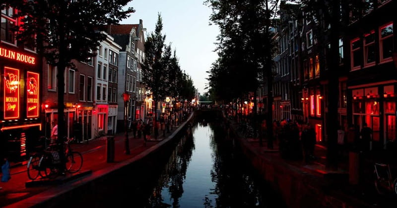 Amsterdam: 1,5-Hour Red Light District Tour - Your route: landmarks that set context before the finish