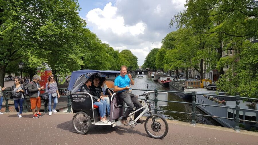 Amsterdam 1-Hour Rickshaw Tour - Your 1-Hour Route: Canals, Canal Houses, and a Pass by the Red Light District
