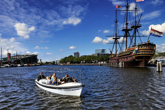 Amsterdam 2-hour Private Canal Cruise with Live Guide and Drinks - Meeting at Prinsengracht 375, Then Settling Into the Boat Setup