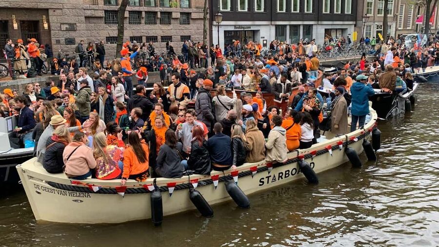 Amsterdam: 3 Hour Kings Day Boat Party with Unlimited Drinks - The meeting point: Starboard crew in blue, and why arriving early matters