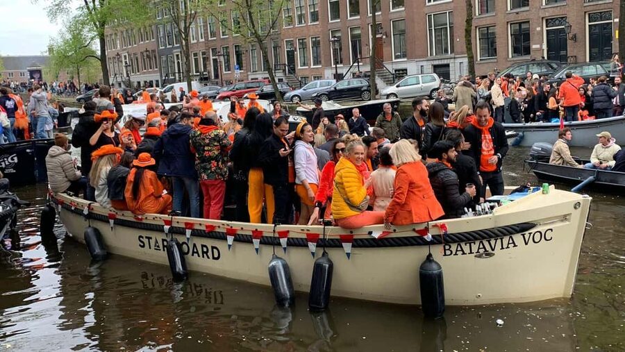 Amsterdam: 3 Hour Kings Day Boat Party with Unlimited Drinks - What you actually get on board: drinks, music, and the crew