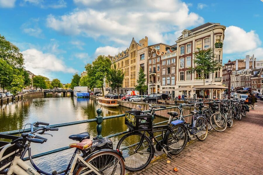 Amsterdam: 3-Hour Private Bike Tour of the City Center - Canal Belt main streets and De Wallen: seeing the city, with the right mindset
