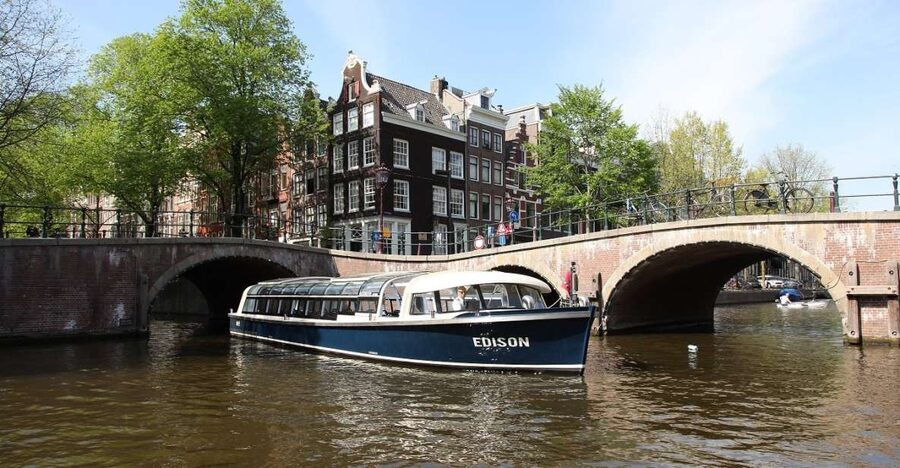 Amsterdam: 75 Minute City Canal Cruise with Audio Guide - Bridges and architecture: what you actually notice from the water