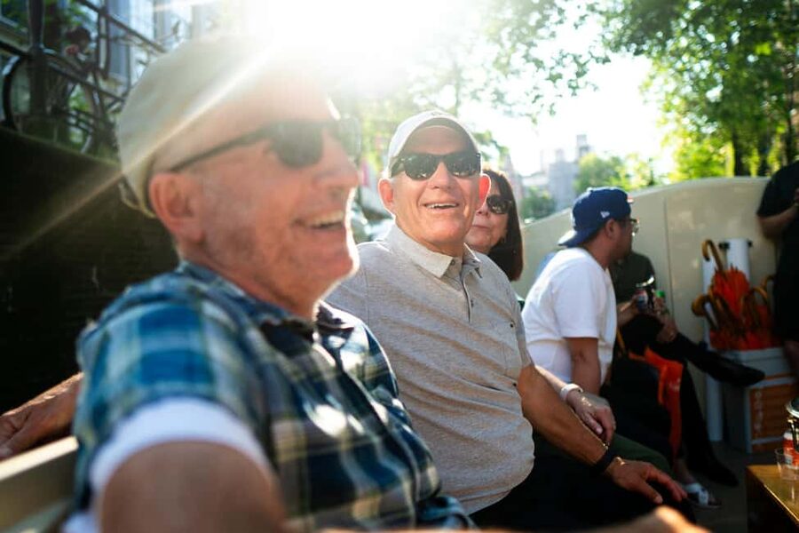 Amsterdam: 90 min Cosy Canal Cruise w. Bar & Snacks on board - The canal route you’ll feel in real time