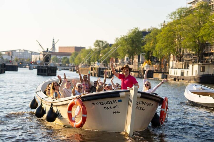 Amsterdam: 90 min Cosy Canal Cruise w. Bar & Snacks on board - What the guide actually adds to your experience