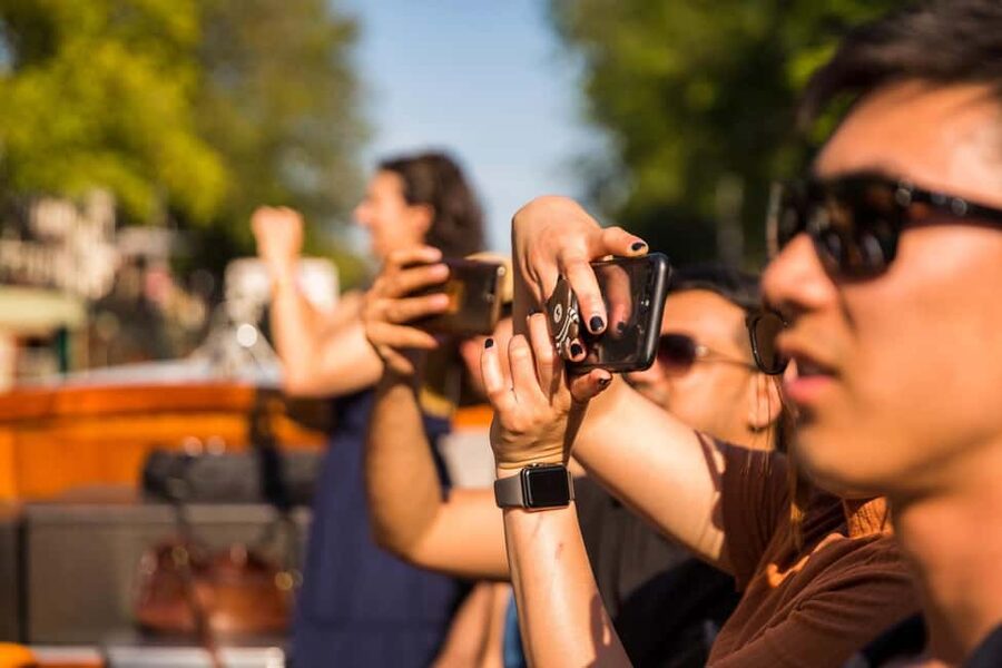 Amsterdam: 90 min Cosy Canal Cruise w. Bar & Snacks on board - On-board comfort, drinks, and Dutch snacks