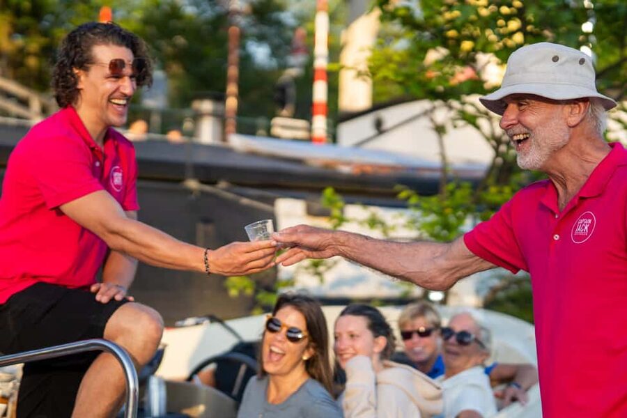 Amsterdam: 90 min Cosy Canal Cruise w. Bar & Snacks on board - FAQ
