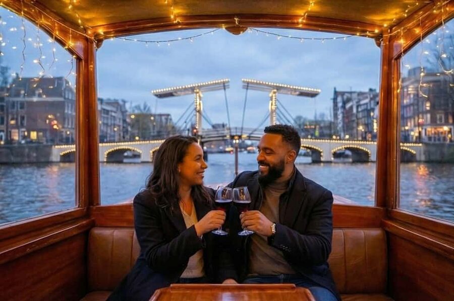 Amsterdam: 90 min Cruise with Local Guide & Unlimited Drinks - Finding the right boat: pink shirts, starting points, and what you should do