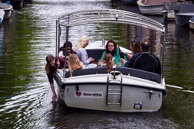 Amsterdam 90-min Private Canal Cruise with Live Guide and Drinks - Seven Bridges at Reguliersgracht: the photo stop you will recognize