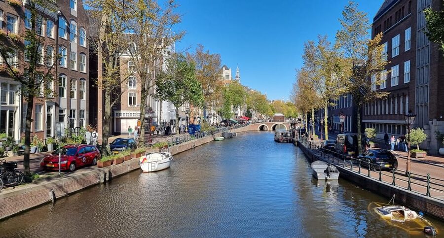 Amsterdam All In One Tour Walking Tour - Meeting Point With a White Umbrella, and How Not to Miss Your Guide