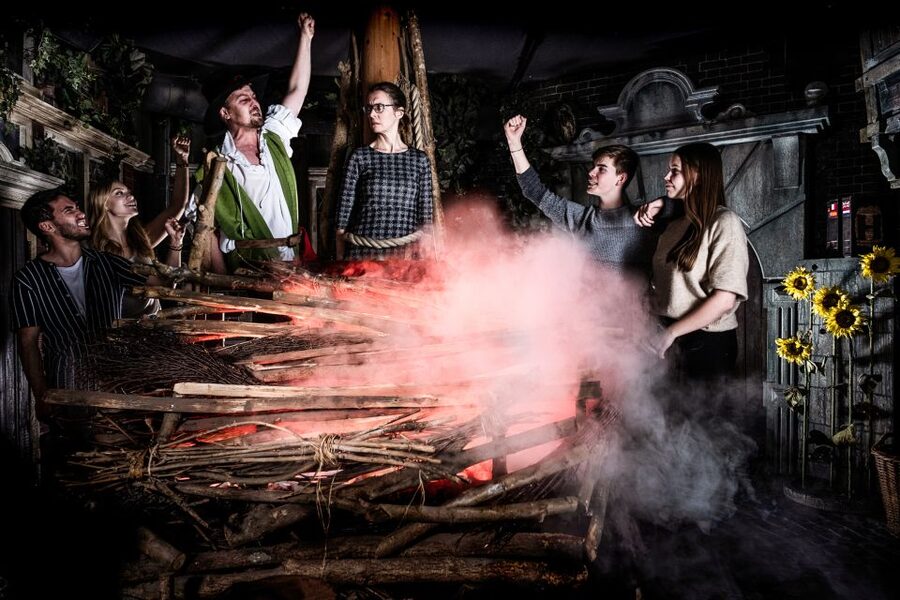 Amsterdam: Amsterdam Dungeon Entrance Ticket - Interactive theater with live actors, when the room turns into your part