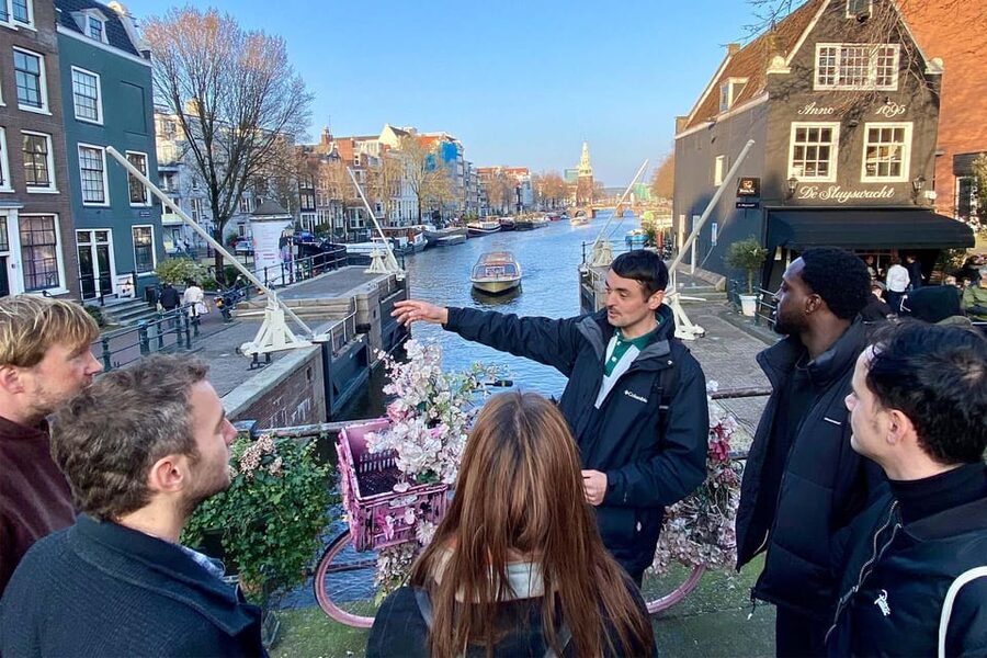 Amsterdam: Anne Frank Guided Small Group Walking Tour - Canal-side pauses at de Silveren Spiegel and Blauwburgwal