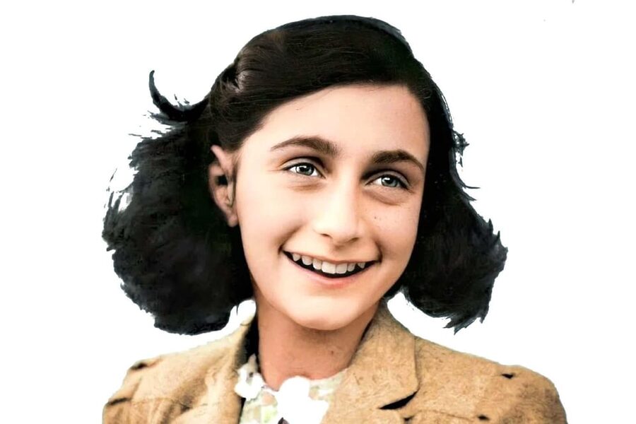 Amsterdam: Anne Frank Guided Small Group Walking Tour - Meeting at Beursplein 5, next to the bronze bull