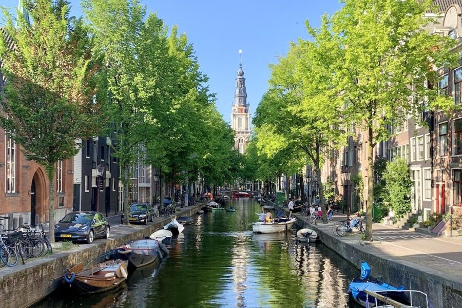 Amsterdam: Anne Frank Guided Walking Tour in DE/EN/IT/ES - Jewish Historical Museum, then Auschwitz Monument Amsterdam: moving from community to catastrophe