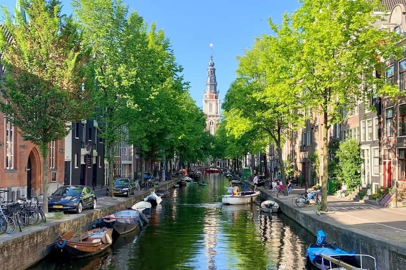 Amsterdam: Anne Frank Guided Walking Tour in DE/EN/IT/ES - De Waag to Nieuwmarkt Square, where the walk starts with orientation