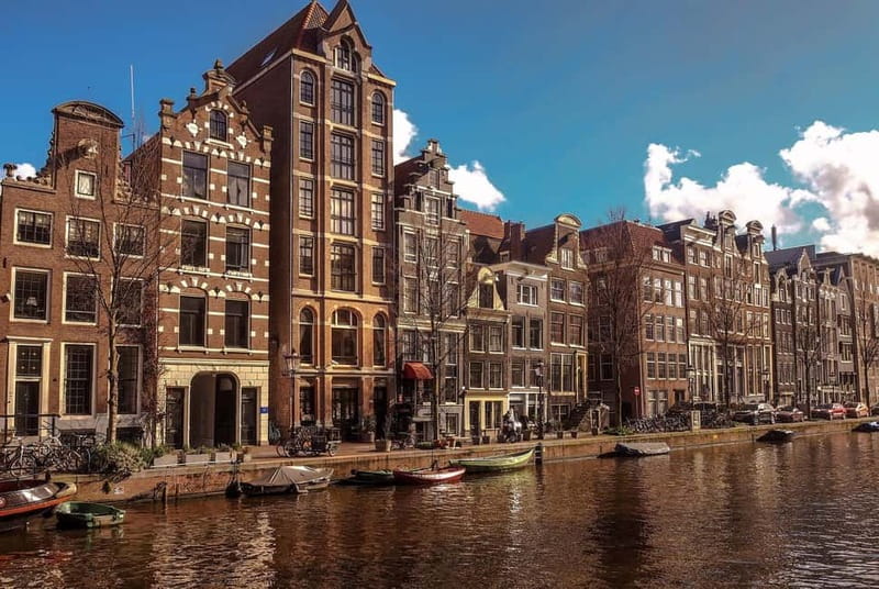 Amsterdam: Burger Cruise - Burgerbar & Canal Cruise - How this Burger Dinner Cruise actually feels on the canals