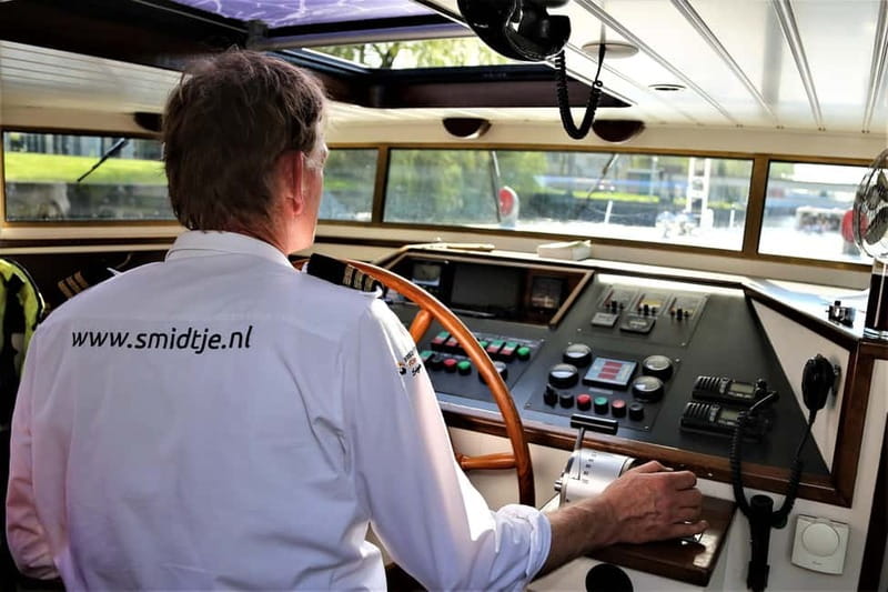 Amsterdam: Burger Cruise - Burgerbar & Canal Cruise - On-board vibe: semi-covered comfort, toilet onboard, and a host who runs the show