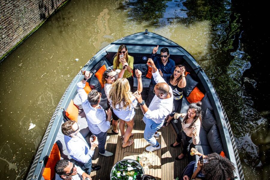 Amsterdam: Canal Belt Private Beer Boat Tour - Private by design, up to 35 people, and meeting your group needs