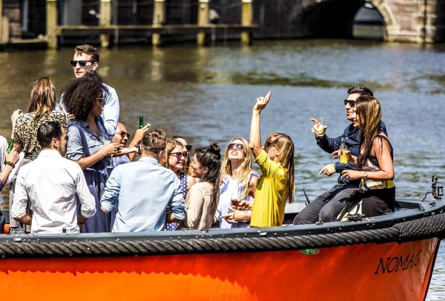 Amsterdam: Canal Belt Private Beer Boat Tour - The 90-minute cruise: what you actually get on board