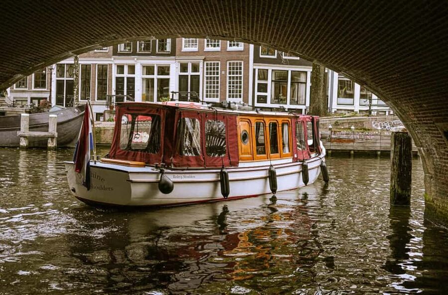 Amsterdam Canal Boat Tour with Live Guide - What you actually see on the canals, and why the route matters