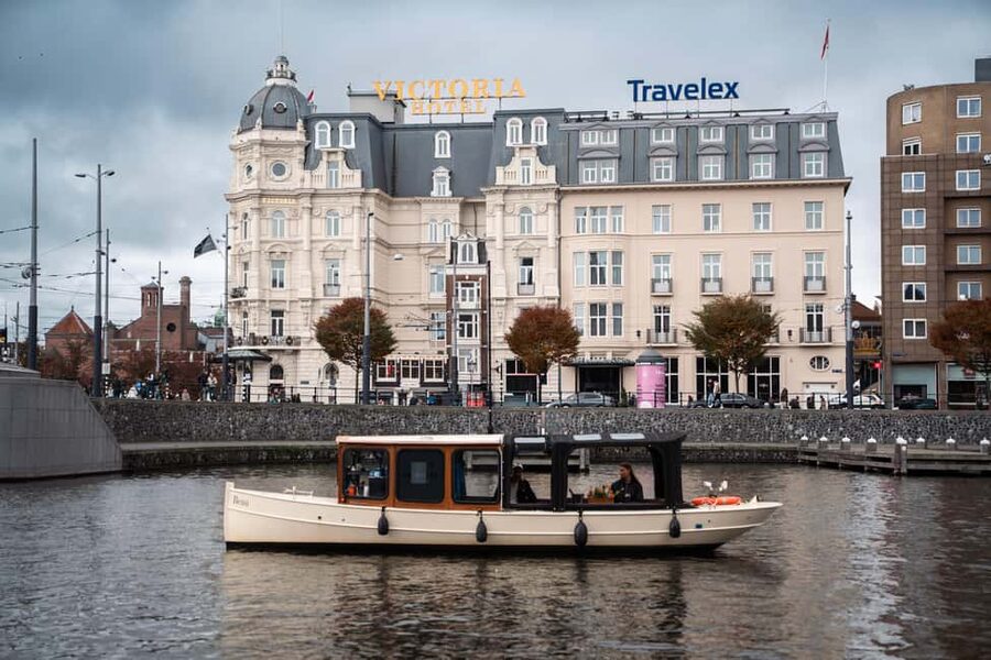 Amsterdam Canal Boat Tour with Live Guide - The boat experience: open roof views plus real heating