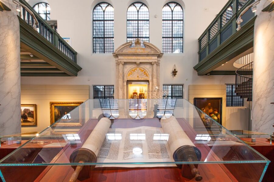 Amsterdam: Canal Cruise and Jewish Cultural Quarter Tickets - Portuguese Synagogue: The 17th-Century Site You Slow Down In