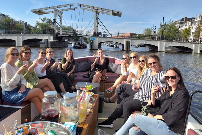 Amsterdam canal cruise in open boat – Guided tour - Why an open electric canal cruise is such a smart first-time Amsterdam move