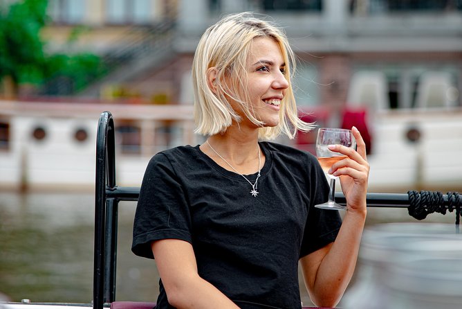 Amsterdam canal cruise in open boat – Guided tour - Drinks, electric boat comfort, and what the onboard vibe feels like