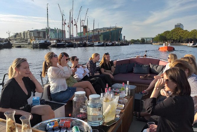 Amsterdam canal cruise in open boat – Guided tour - Price and timing, and what value looks like for this 1-hour ride