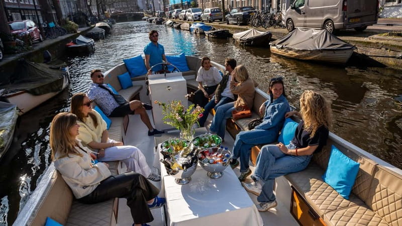 Amsterdam: Canal Cruise in Open Boat with Drink Option - Live skipper commentary that makes the buildings make sense