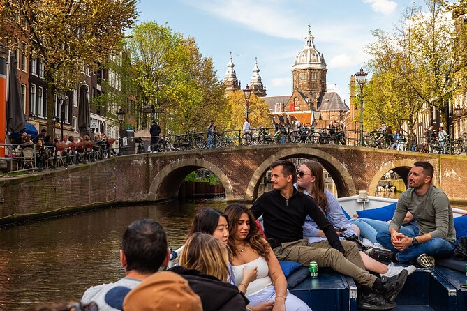 Amsterdam Canal Cruise with Live Guide and Two Drinks - The vibe on an open-air electric boat, from seating to temperature