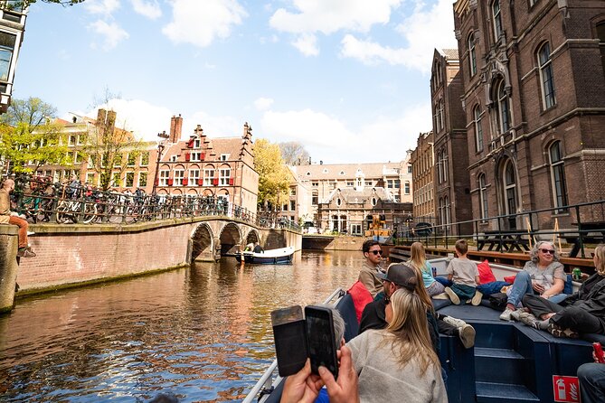 Amsterdam Canal Cruise with Live Guide and Two Drinks - Live guide quality you should look for, including names like Thomas