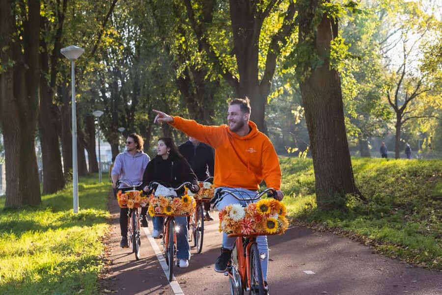 Amsterdam: Cheese Tasting, Windmill & Countryside Bike Tour - Nieuwendammerdijk Dike Views and the 10-Minute Ferry Reset