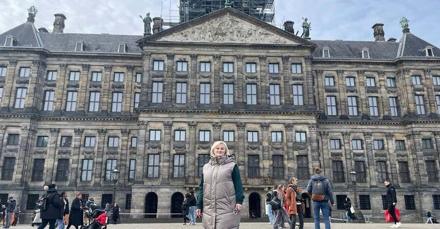 Amsterdam: City Highlights Walking Tour - Getting Your Bearings: Amsterdam Centraal to Dam Square on Foot