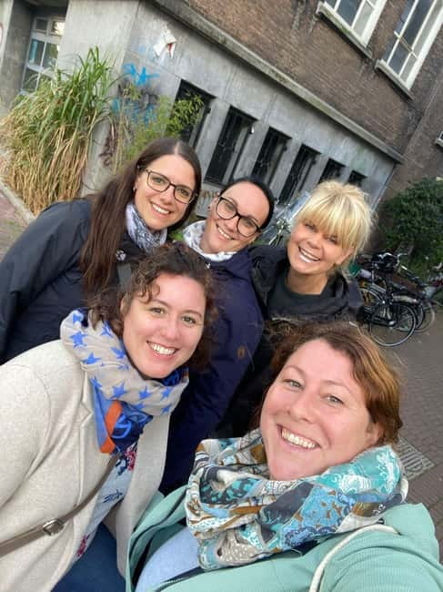 Amsterdam: City Tour in German - How the guide ties religion, colonial past, and monarchy to daily life