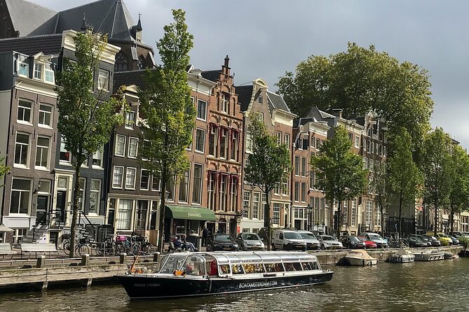 Amsterdam Classic Canal Cruise with Live Guide - Live Guides in Action, Including Tamar and Jack, and DJ-Style Energy