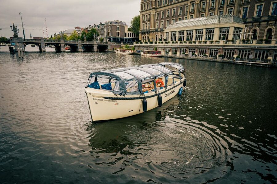 Amsterdam: Covered Canal Booze Cruise with Unlimited Drinks - Why this covered booze cruise feels like Amsterdam, fast