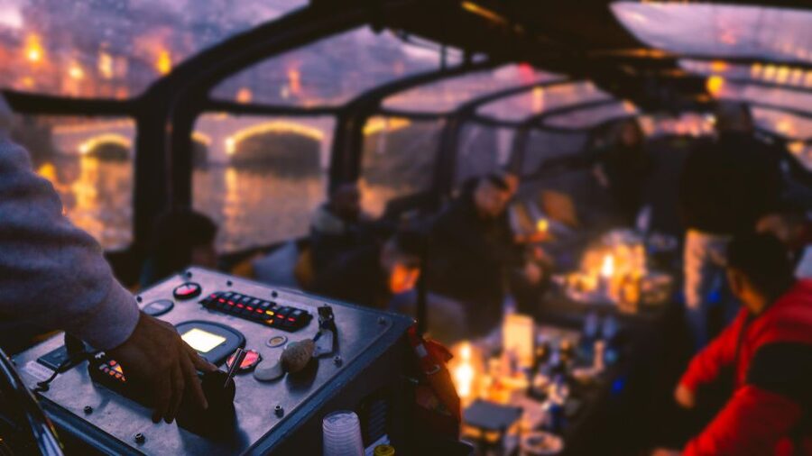 Amsterdam: Covered Canal Booze Cruise with Unlimited Drinks - The 1-hour route: from Red Light District views to Seven Bridges
