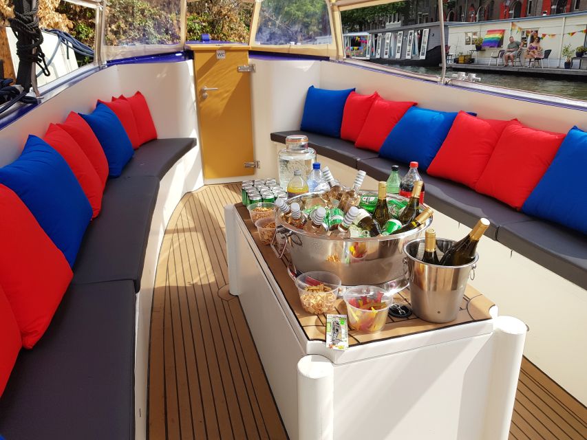 Amsterdam: Covered Canal Booze Cruise with Unlimited Drinks - Hosts and skippers: why the personalities matter on this cruise