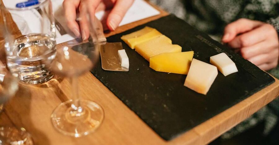 Amsterdam: Dutch Cheese Tasting Experience with Wine - What Happens During the 45 Minutes