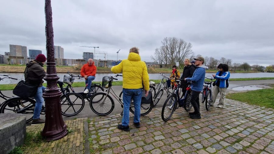 Amsterdam: Dutch Countryside E-Bike with Cheese & Clogs - Monnickendam harbor time, plus why timing matters