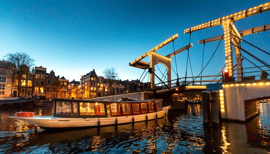 Amsterdam: Evening Canal Cruise with (Open) Bar on Board - The Route From Westerkerk to the Skinny Bridge and Beyond