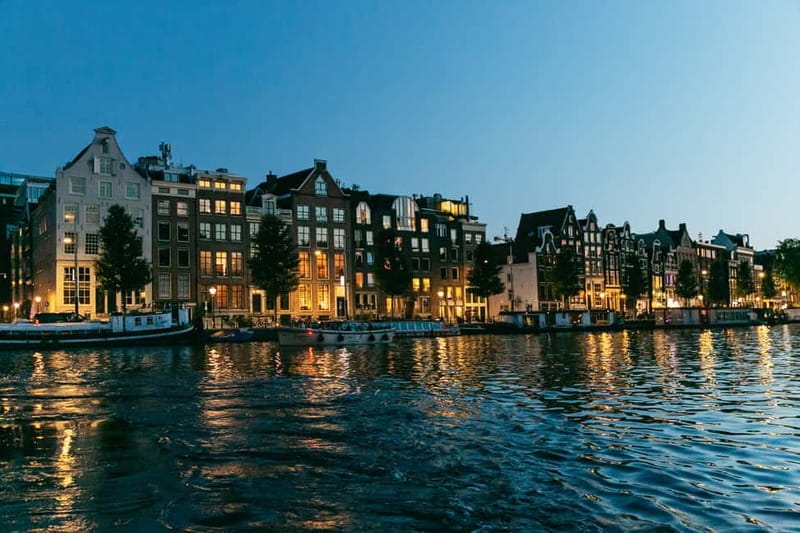 Amsterdam: Evening Cruise with Optional Wine and Snacks - Why Amsterdam Looks Better From a Boat After Dark