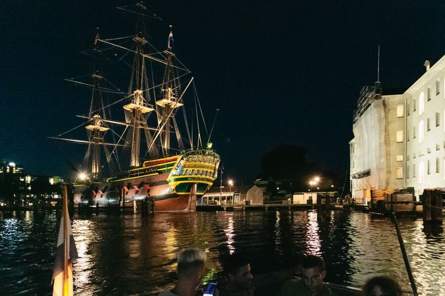 Amsterdam: Evening Cruise with Optional Wine and Snacks - Boat Comfort, Clean Facilities, and the Pace You Want at Night
