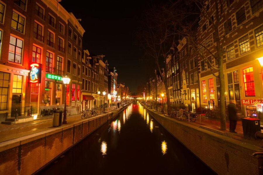 Amsterdam: Exclusive Red Light District Tour and Drink - Oude Kerk Stop: A Historic Anchor Before the District Talk
