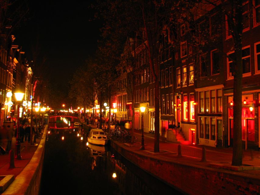 Amsterdam: Exclusive Red Light District Tour and Drink - Grachtengordel Canals: The View Between Stories