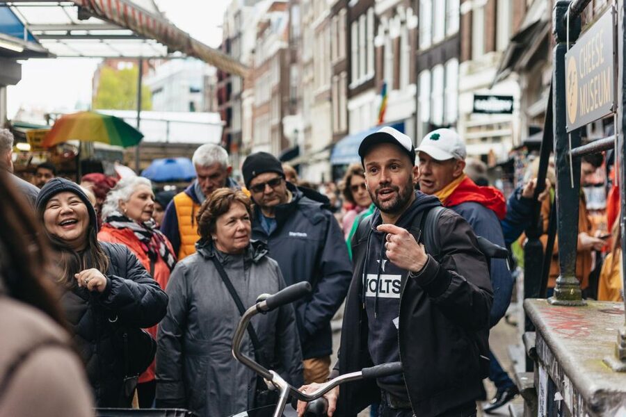Amsterdam: Food and Culture Walking Tour with Tastings - Begijnof and the Royal Palace: seeing why Amsterdam talks like a storyteller